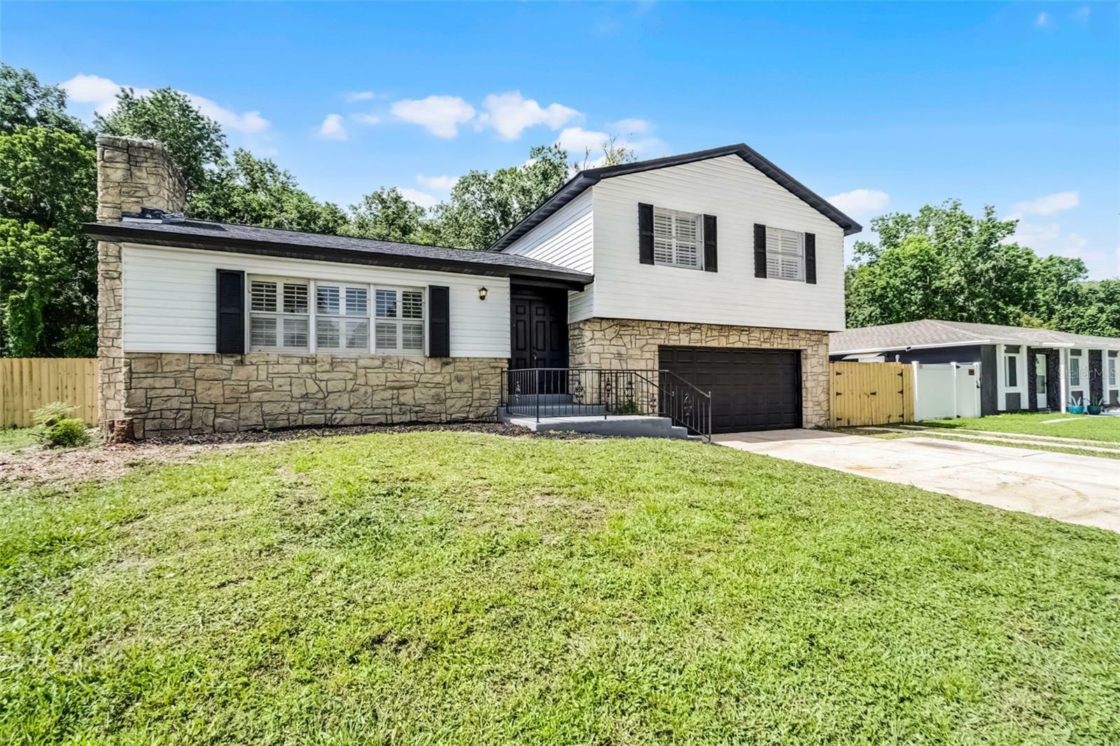 Property Photo: 608 Pearl Road FL 32708