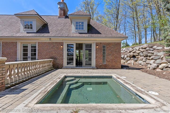 Property Photo: 2759 Turtle Rid Drive MI 48302 0735