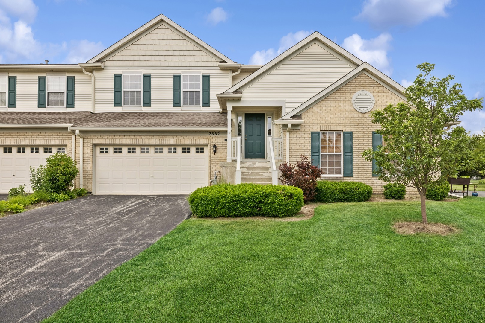 Property Photo: 2662 Loren Court 2662 IL 60102