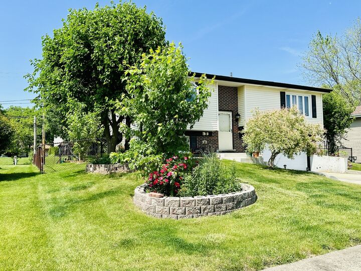 Property Photo: 1015 Hastings Lane IL 60133