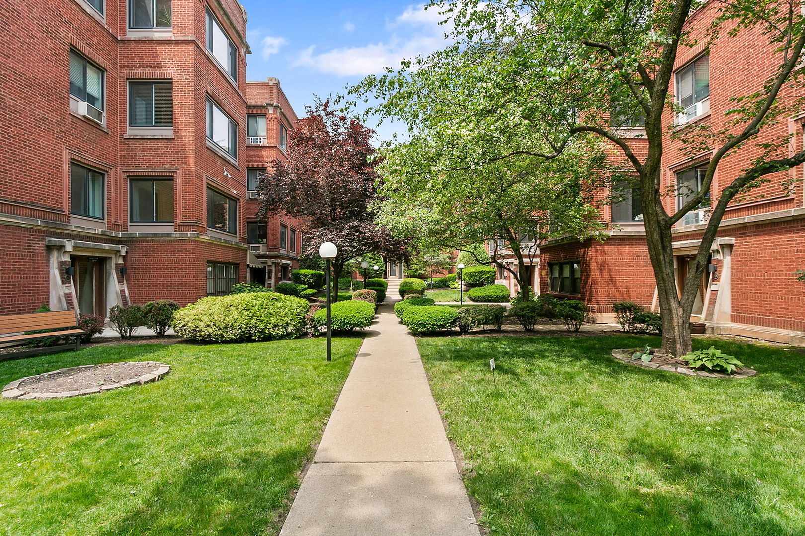 Property Photo:  918 W Sunnyside Avenue 1B  IL 60640 
