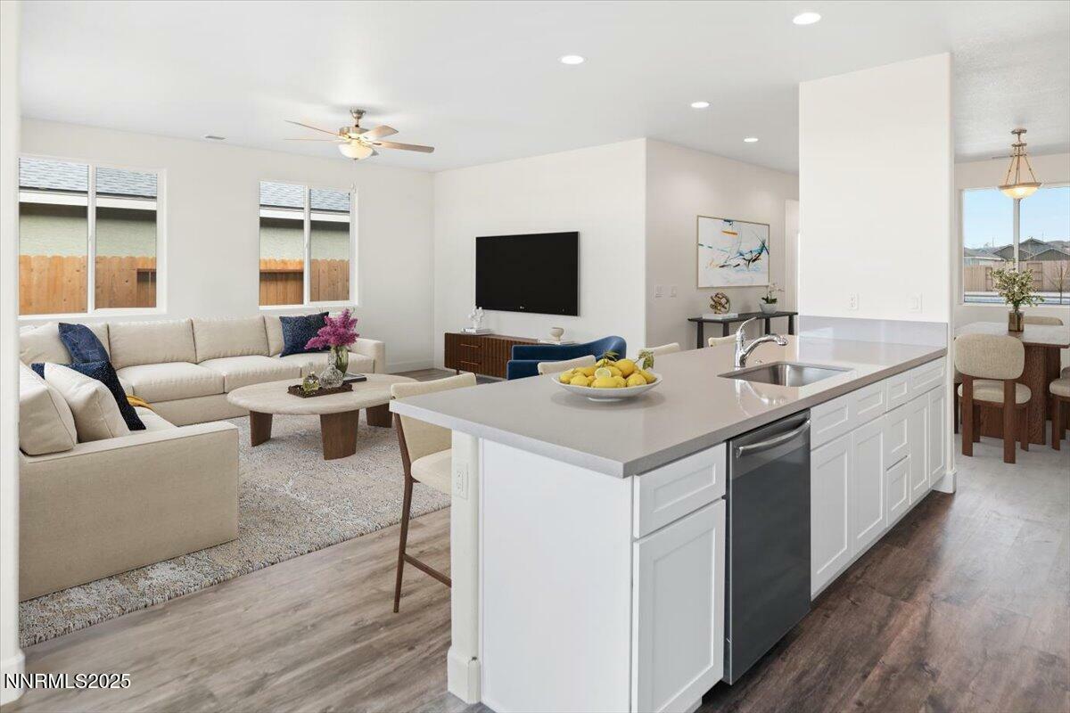 Property Photo: 847 Agate Way NV 89408