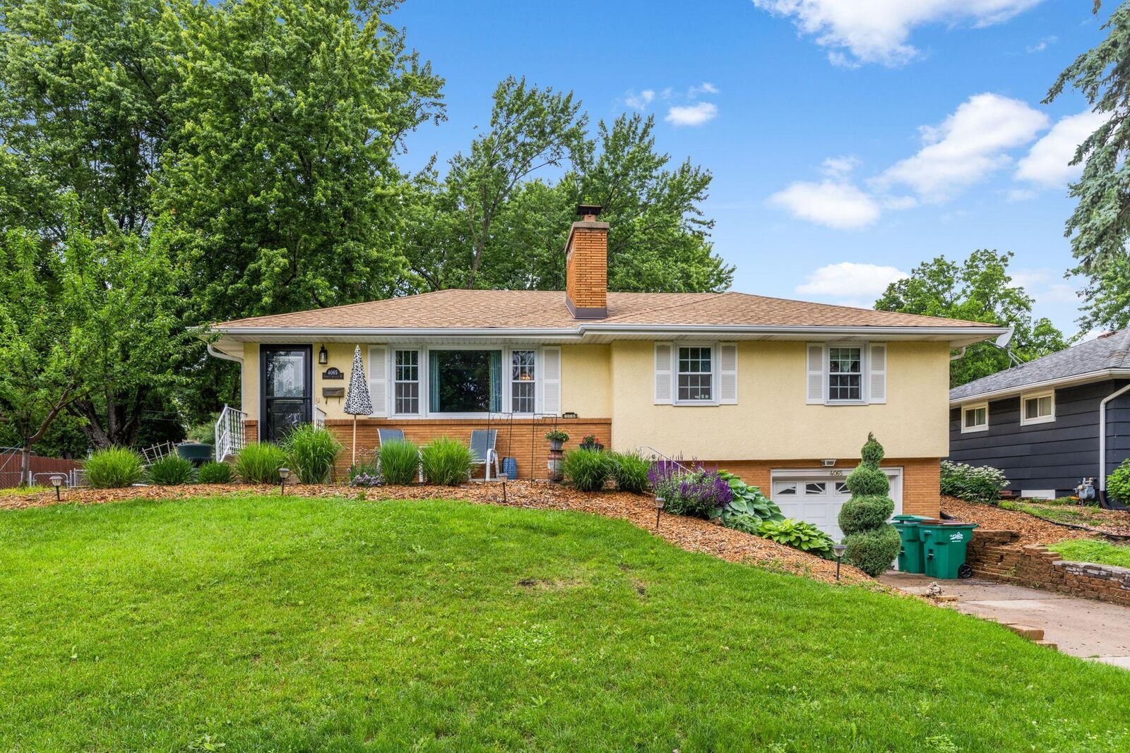Property Photo: 4065 Jersey Avenue N MN 55427