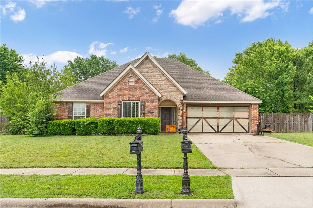 Property Photo:  1464 N Corsica Drive  AR 72704 