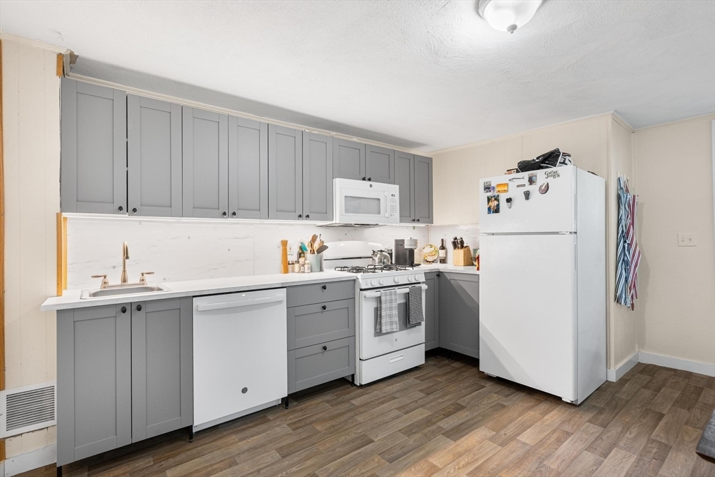Property Photo: 84 Green St 1 MA 02129