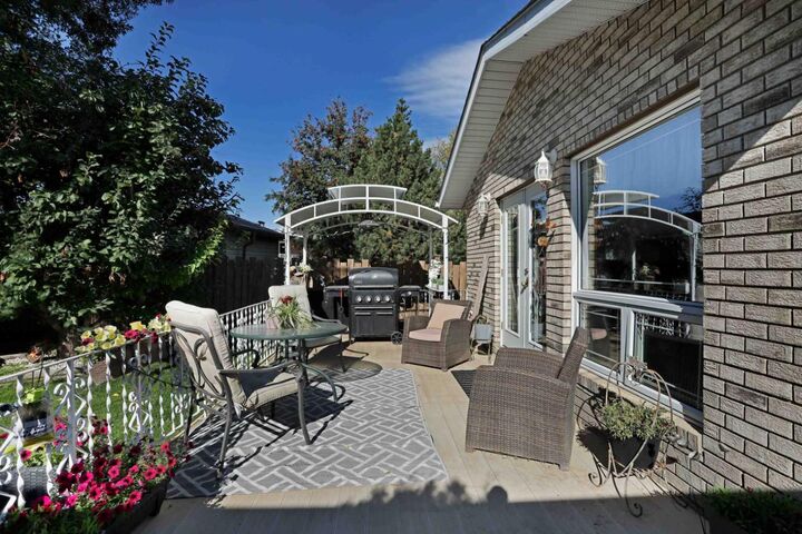 Property Photo:  11 Lakeview Crescent E  AB T1R 0L9 