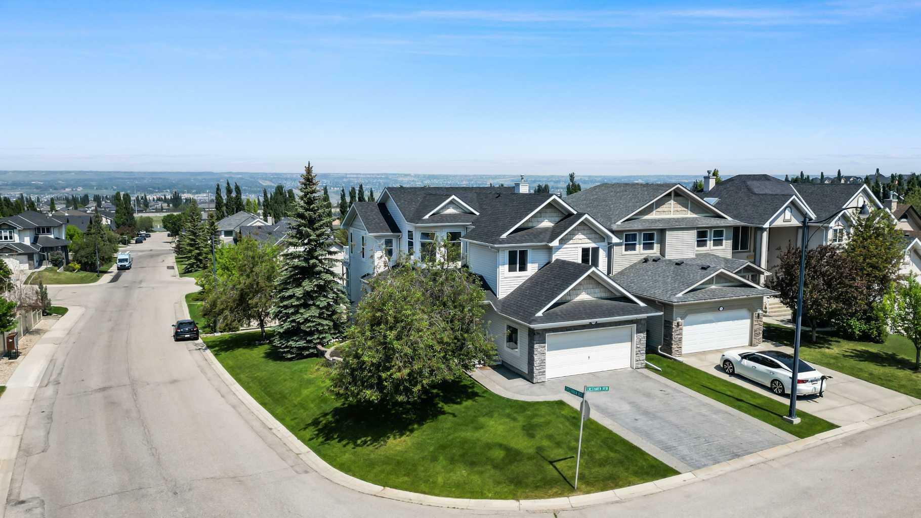 Property Photo: 85 Cresthaven View SW AB T3B 5Y1