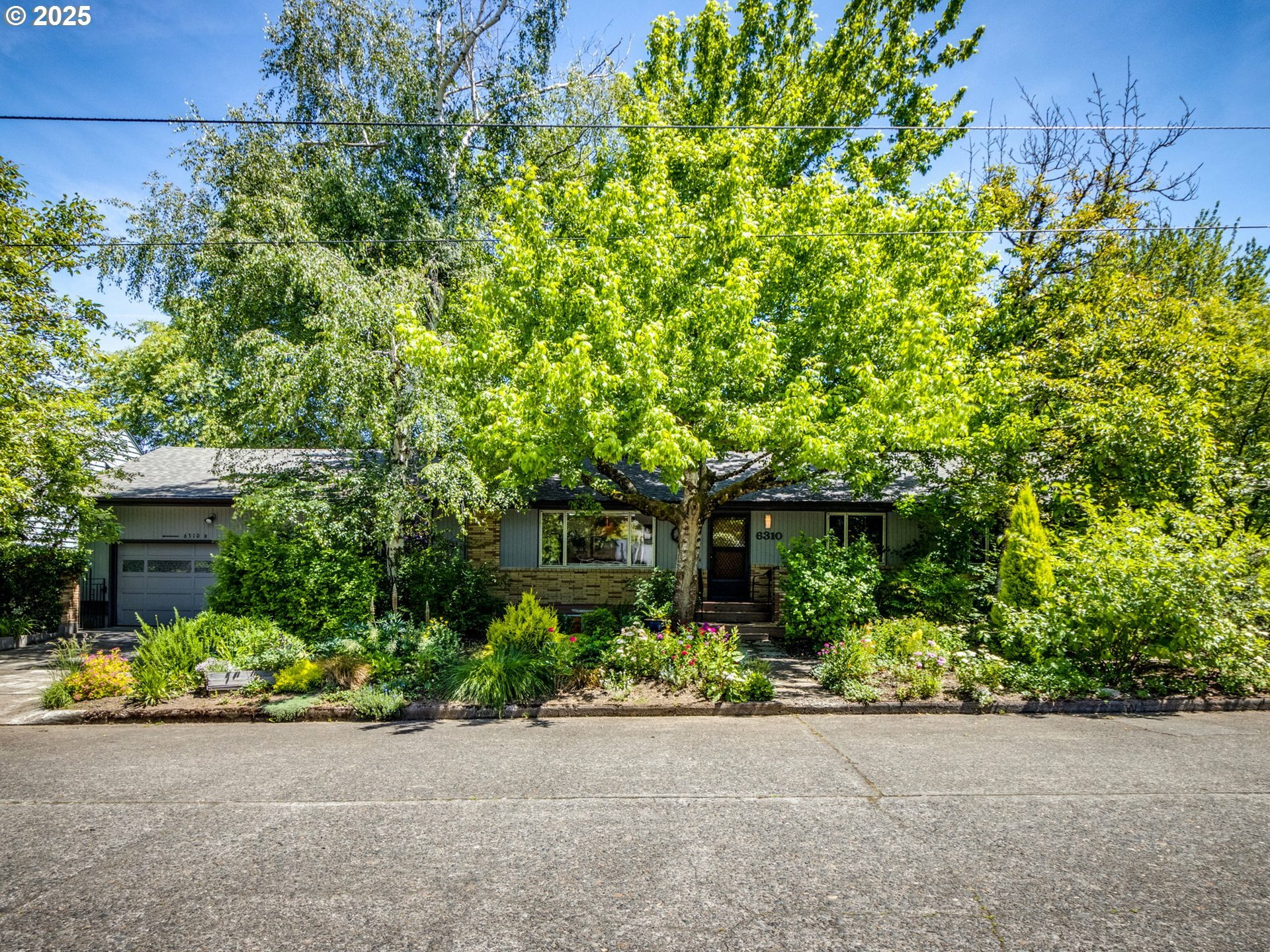 Property Photo:  6310 NE 31st Ave  OR 97211 
