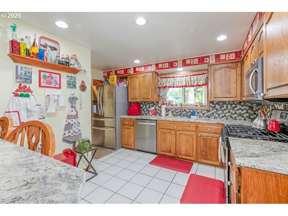 Property Photo: 887 Oxen Ct SE OR 97317