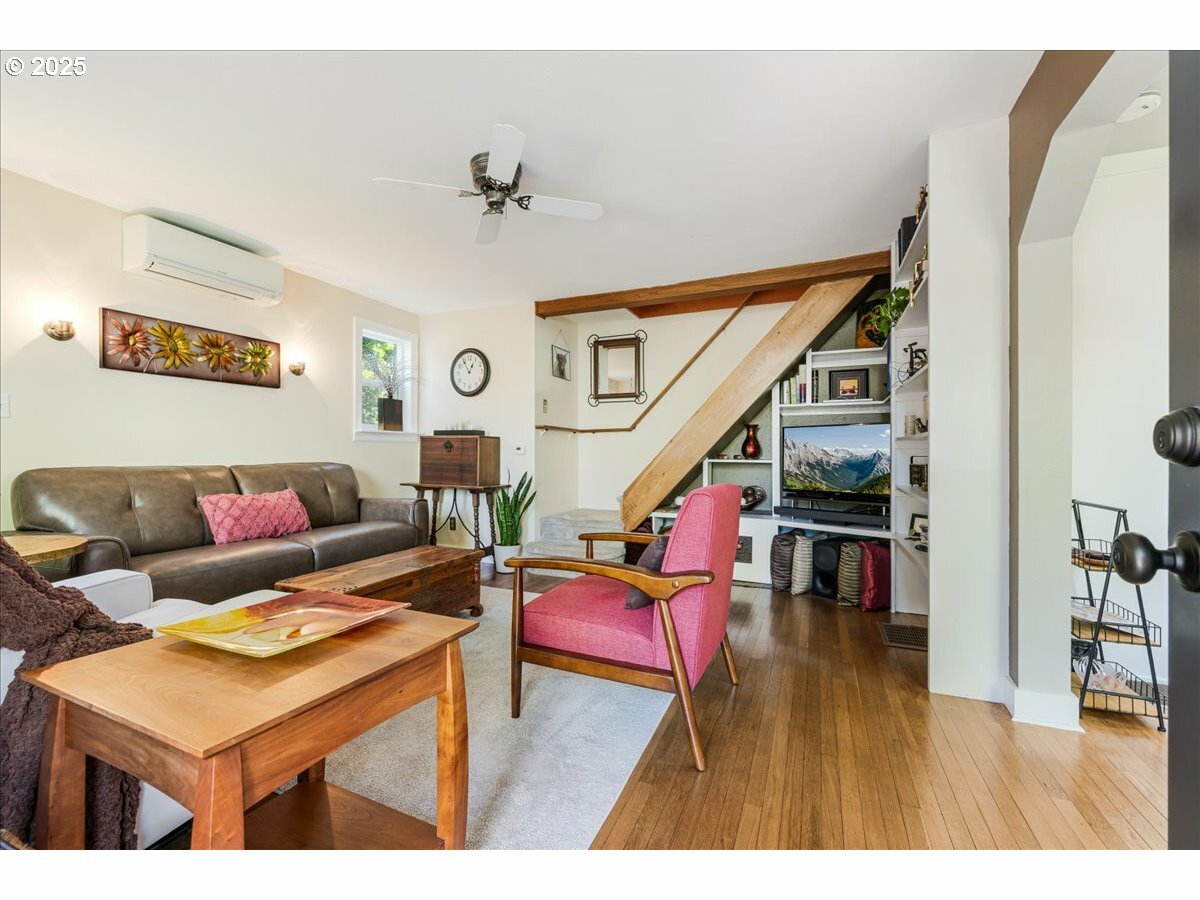 Property Photo: 11606 SE Washington St OR 97216