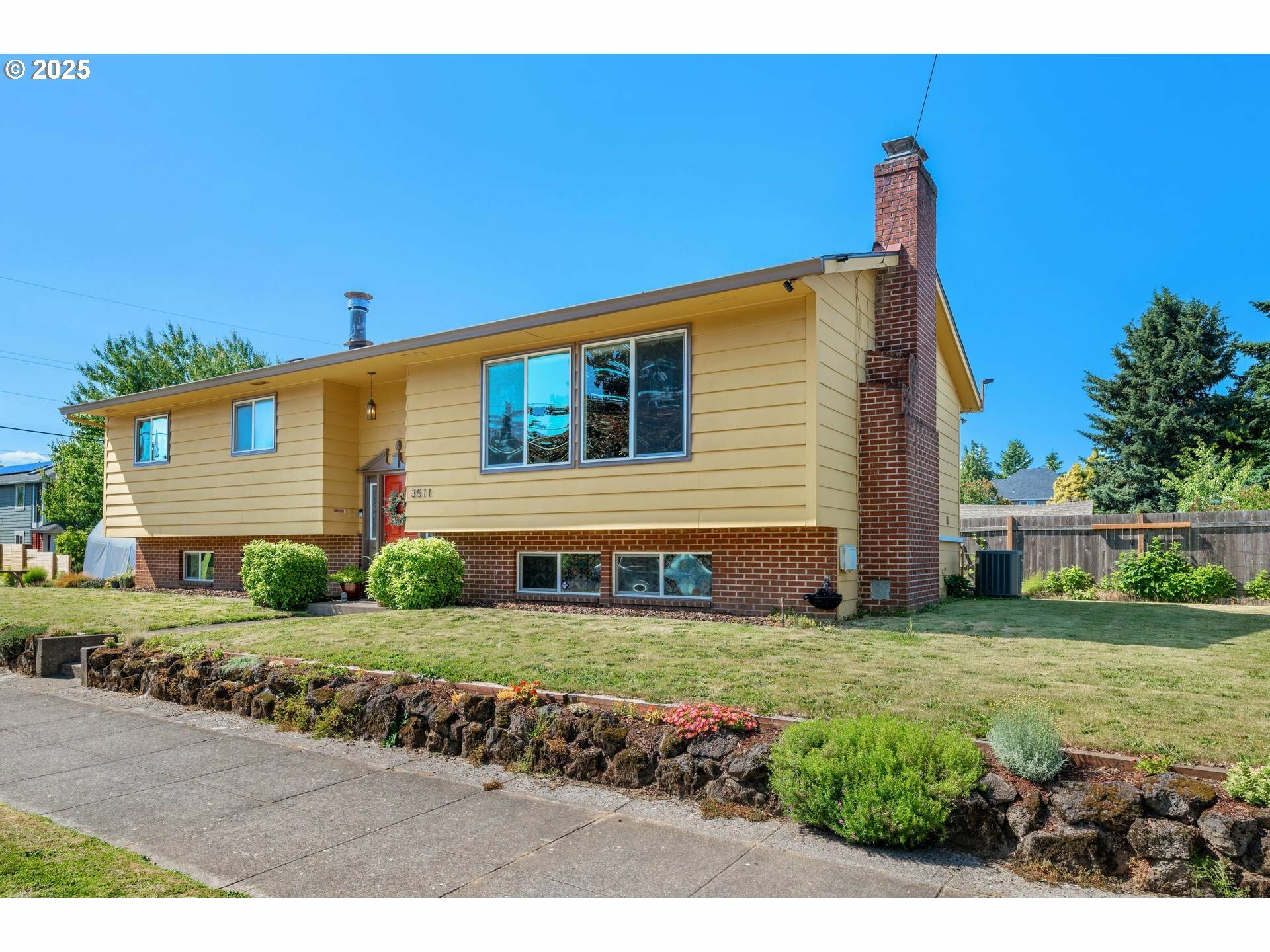 Property Photo: 3511 NE Holman St OR 97211