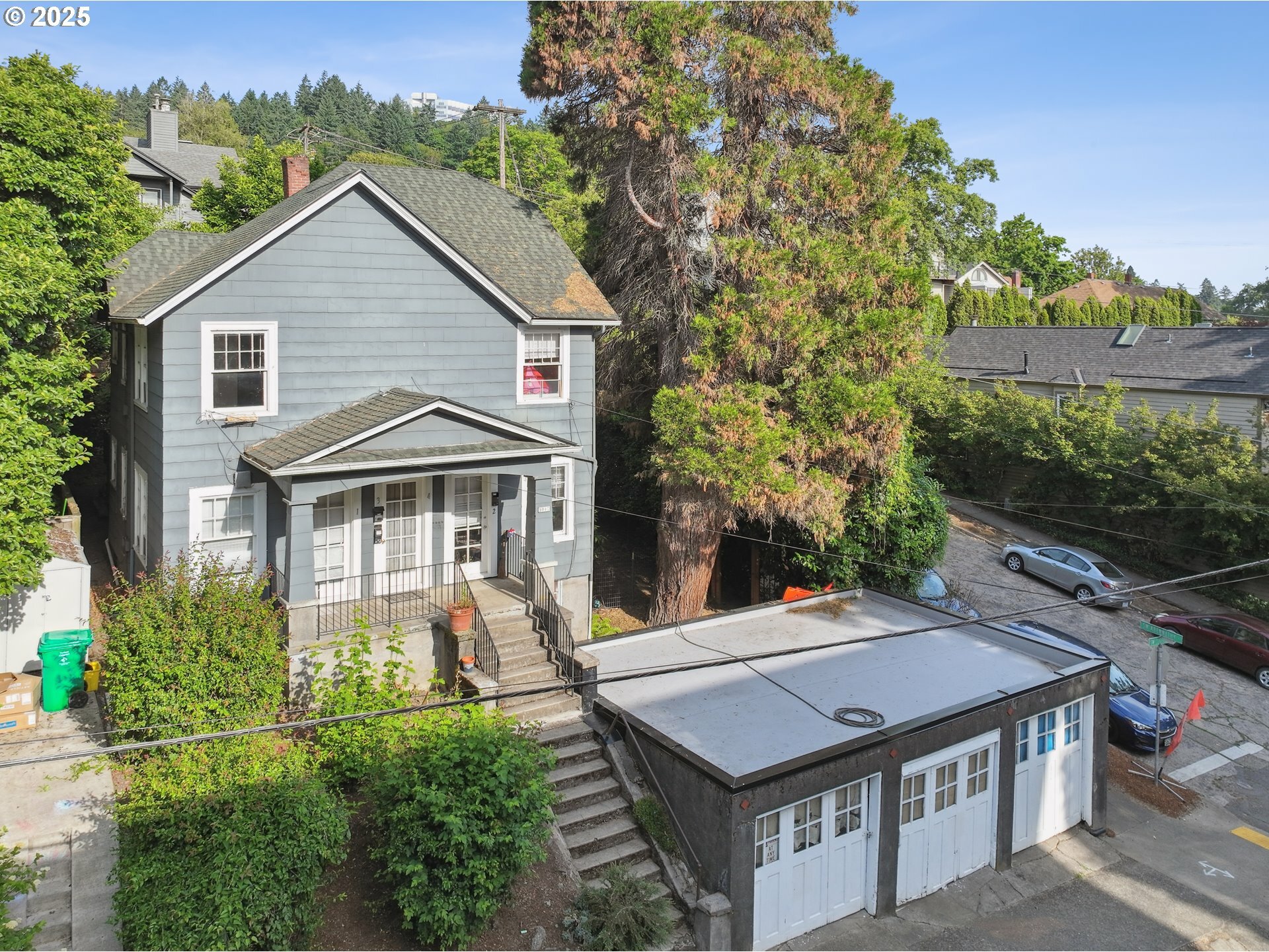Property Photo: 3915 S Corbett Ave OR 97239