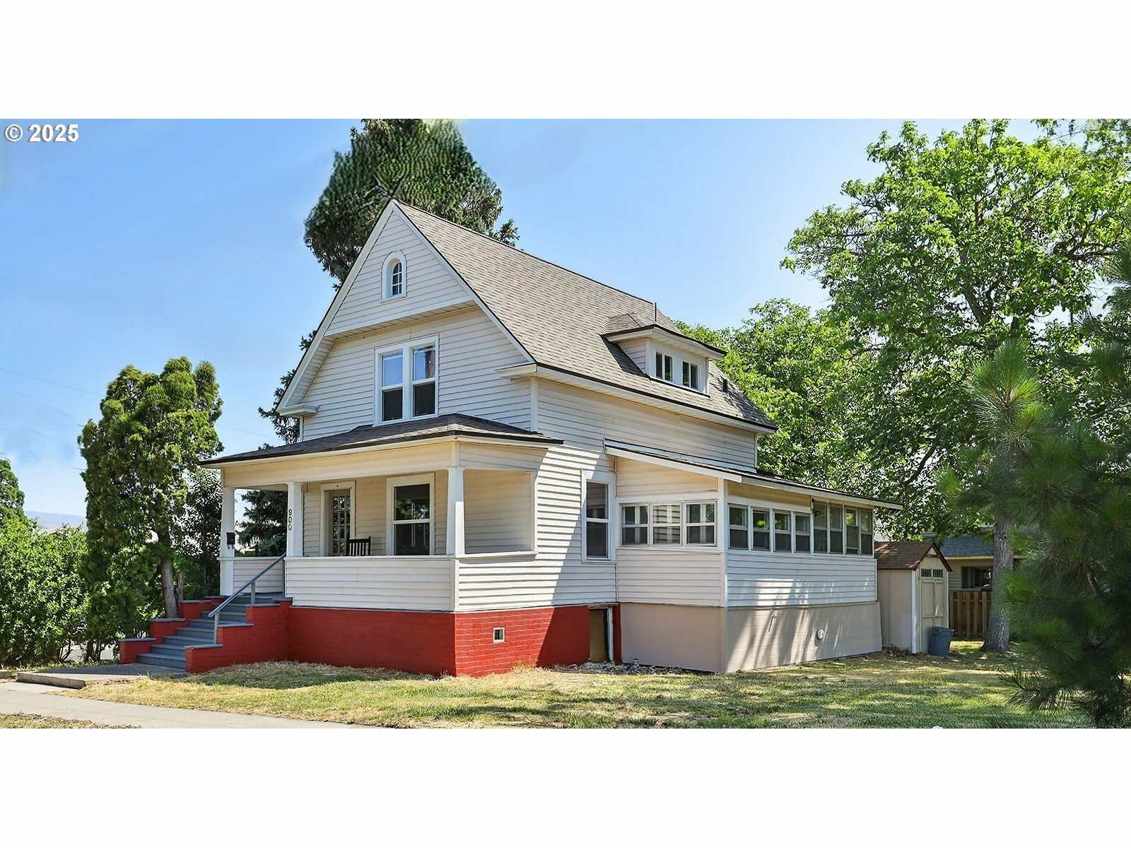 Property Photo: 900 H St OR 97058