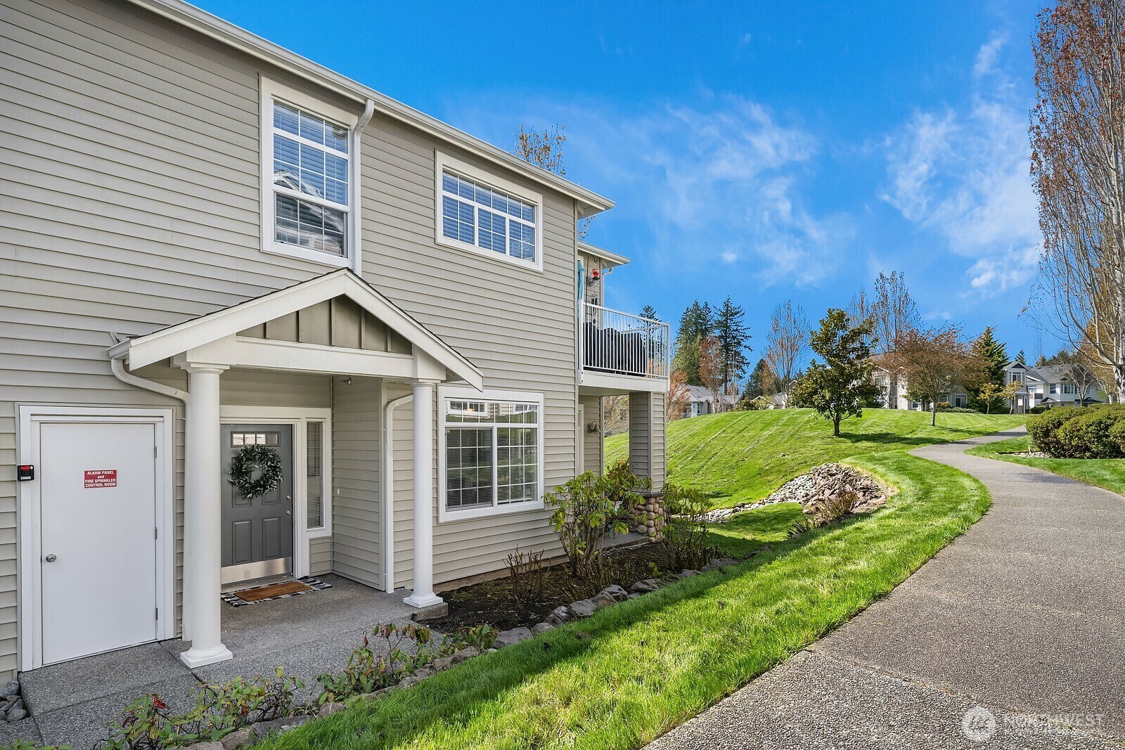 Property Photo: 1855 Trossachs Boulevard SE 1401 WA 98075