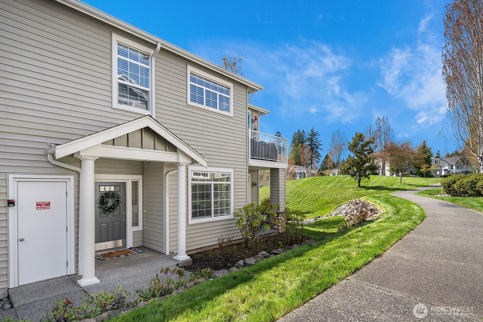 Property Photo: 1855 Trossachs Boulevard SE 1401 WA 98075