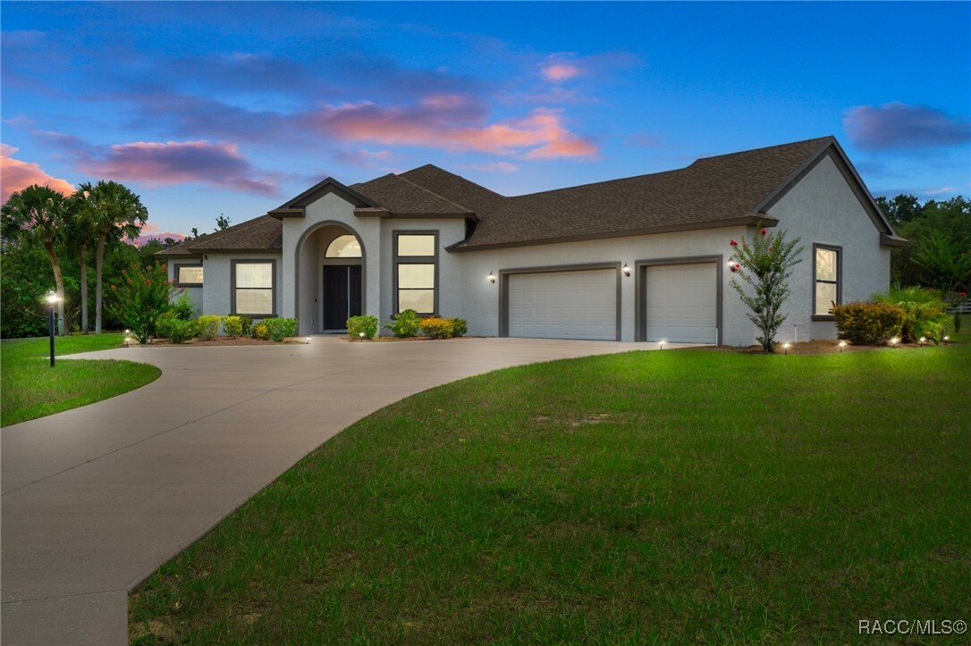 Property Photo: 1127 E Whirl Away Circle FL 34453