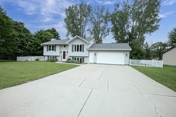 324 Nancy Lane  Pulaski WI 54162-9466 photo