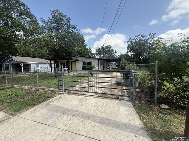 Property Photo: 219 Mohawk TX 78211