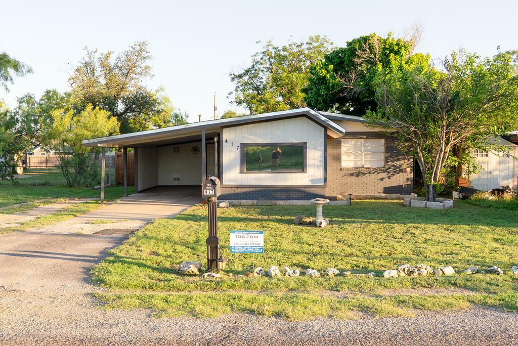 Property Photo: 417 E 47th St TX 76903