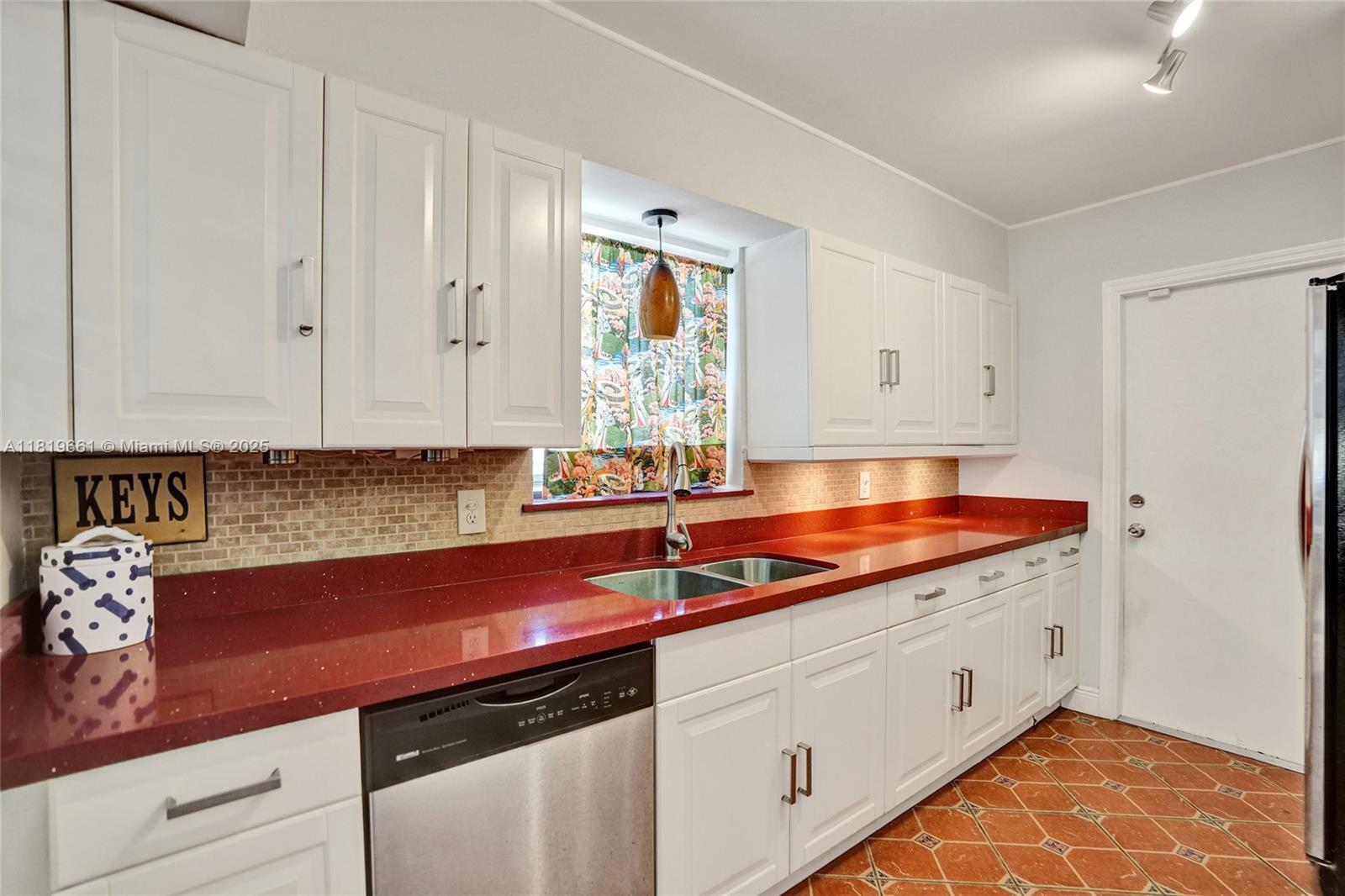 Property Photo: 1911 Dewey St FL 33020