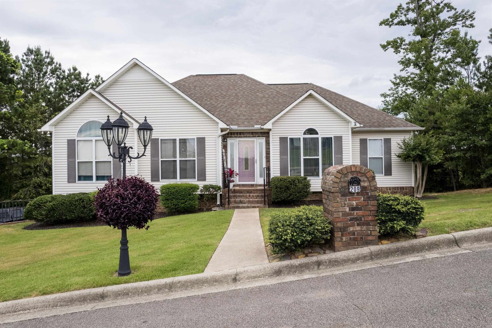 Property Photo: 209 White Oak Cir AL 35057 - CULLMAN