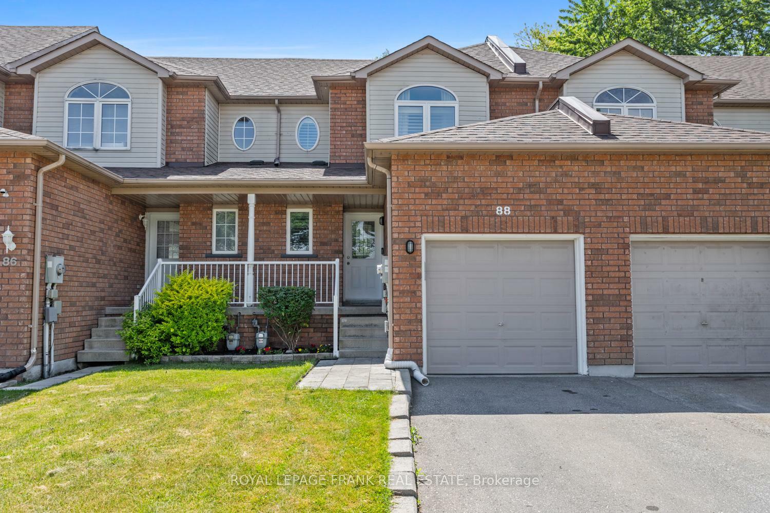 Photo de la propriété: 88 Richfield Square ON L1E 3G4