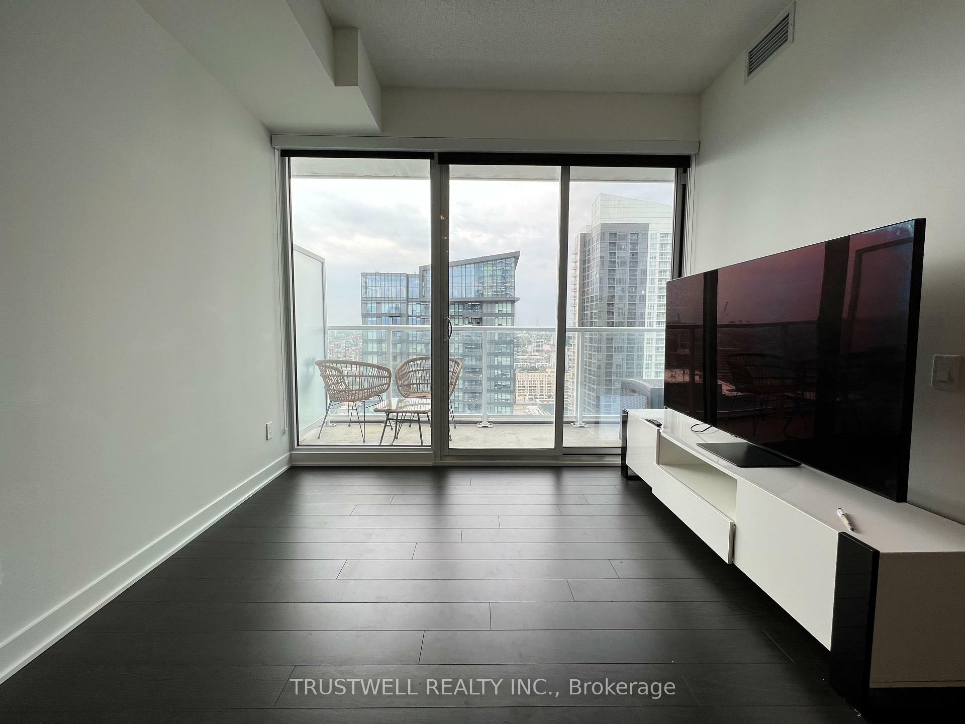 Property Photo: 17 Bathurst Street 3309 ON M6A 2E1