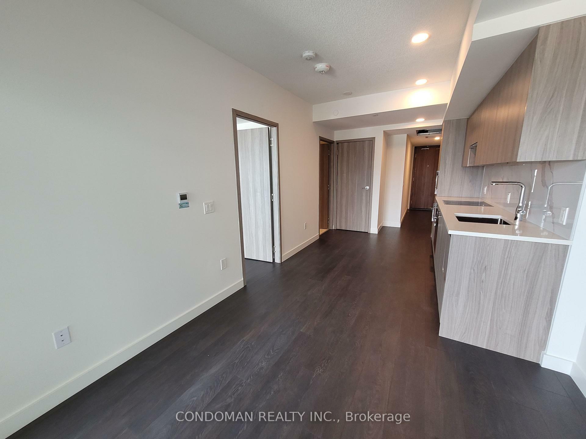 Property Photo: 3 Concord Cityplace Way 4607 ON M5V 0X4