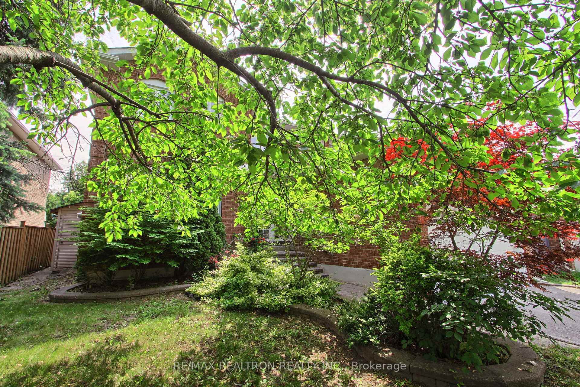 Property Photo: 19 Crystal Drive N ON L4C 7Z4