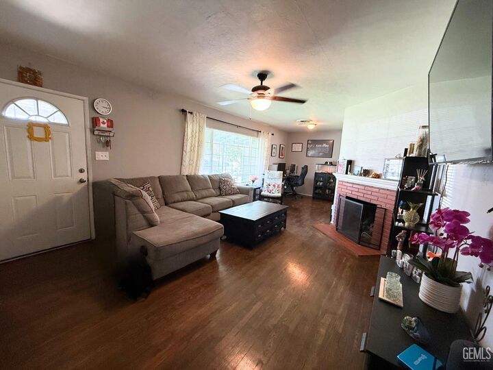 Property Photo:  615 Cherokee Drive  CA 93309 