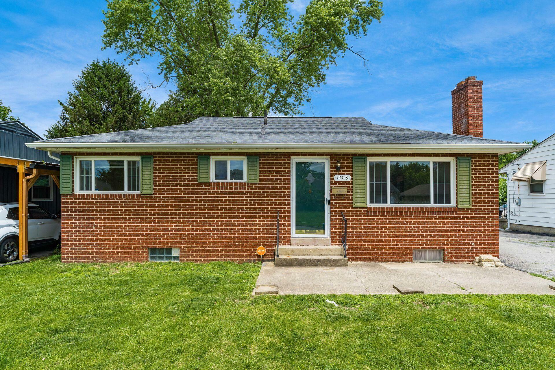 Property Photo: 1208 Carolwood Avenue OH 43227