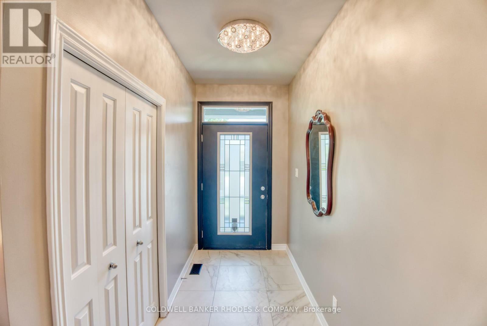 Property Photo: 454 Creekview Way ON K1T 0J5