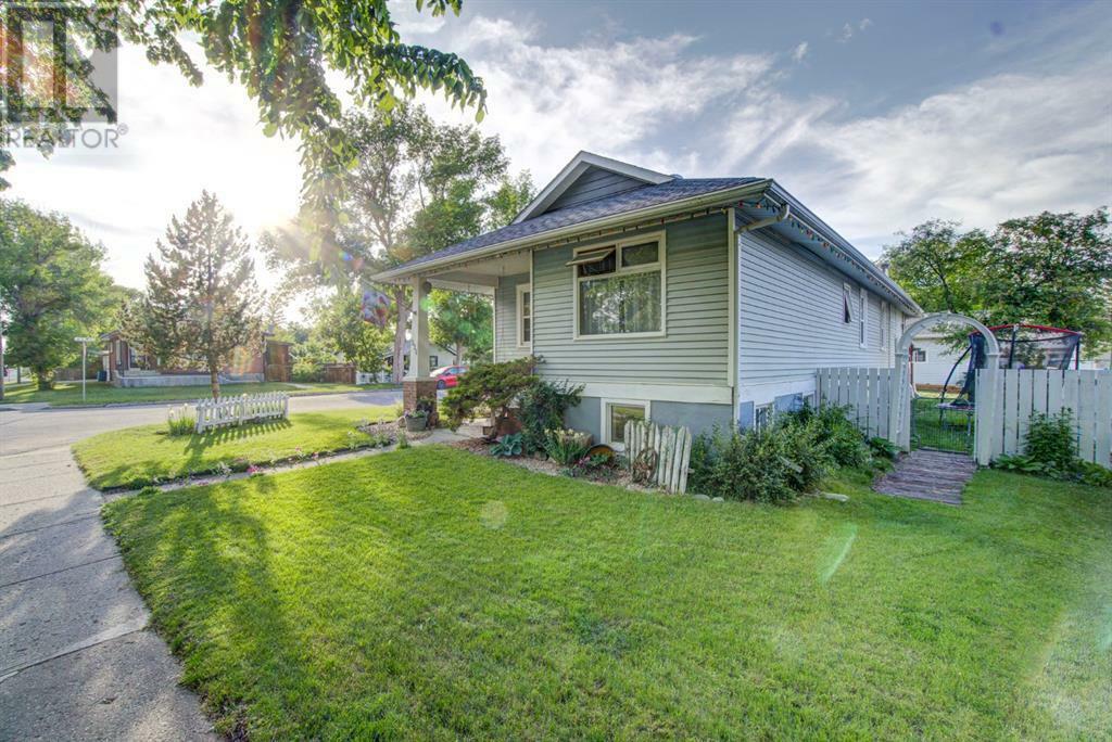 Property Photo: 324 51 Avenue West AB T0L 0T0