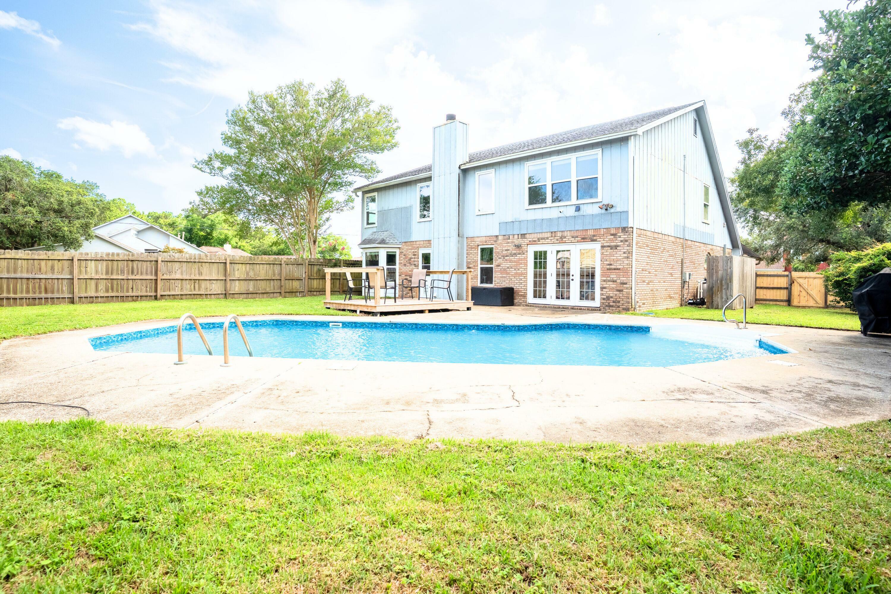 Property Photo:  524 E Timberlake Drive  FL 32569 
