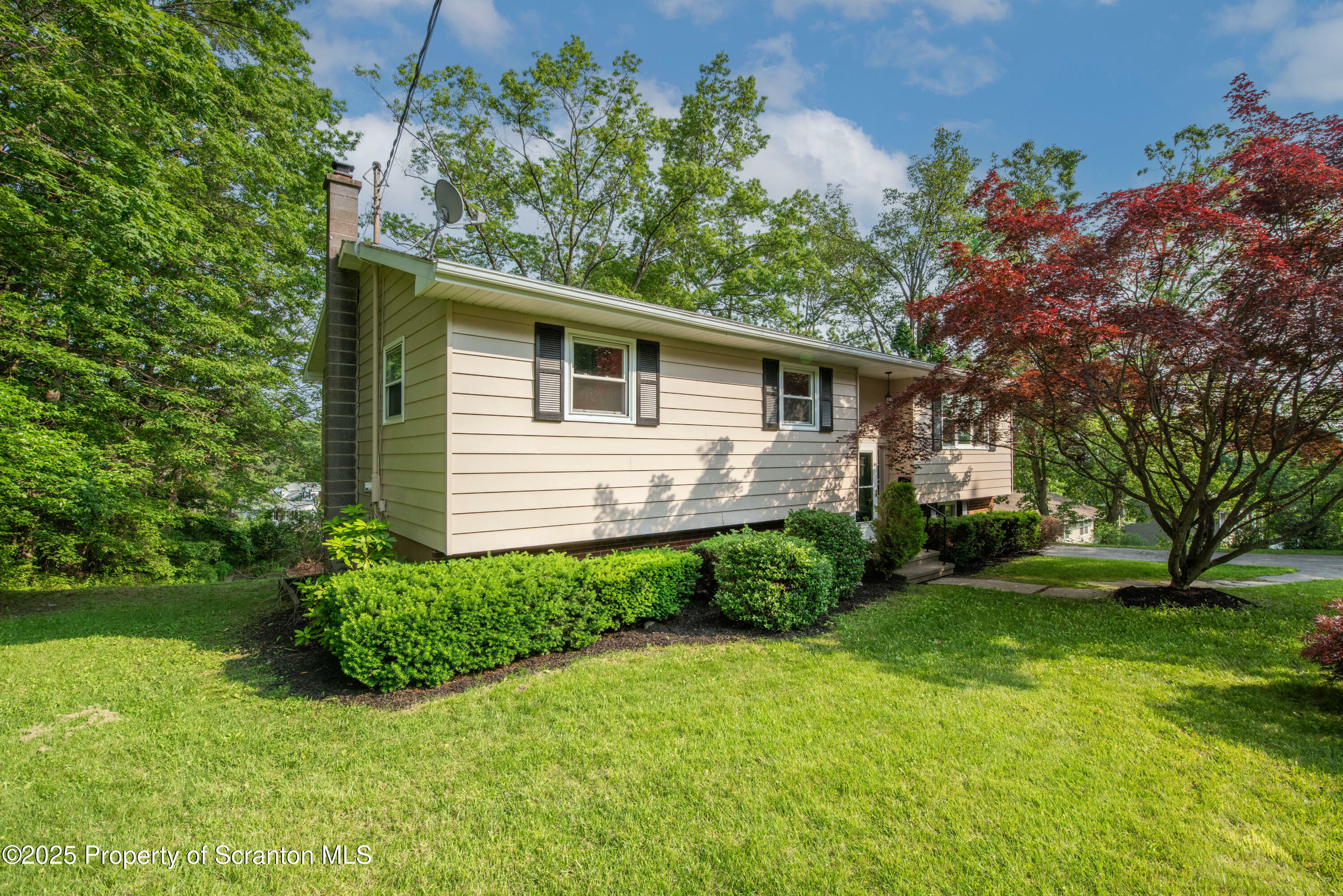 Property Photo: 197 Columbus Drive PA 18403
