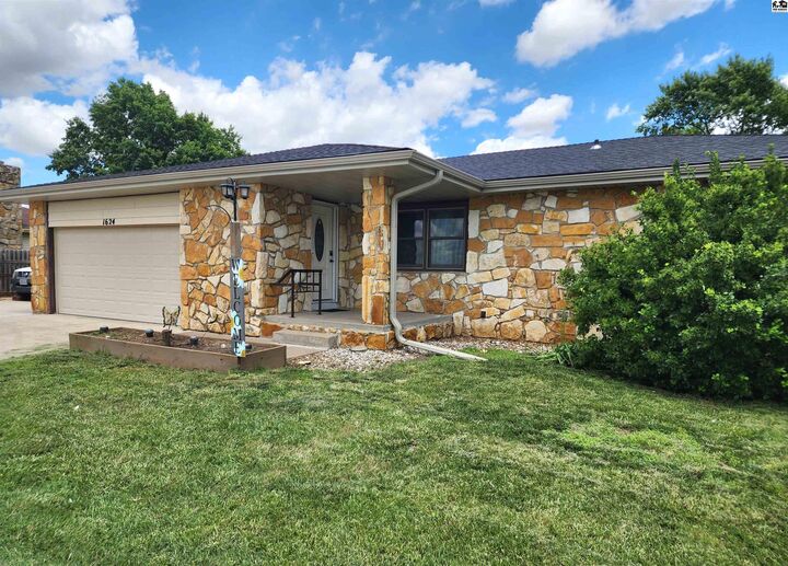 Property Photo:  1624 N Main St  KS 67460