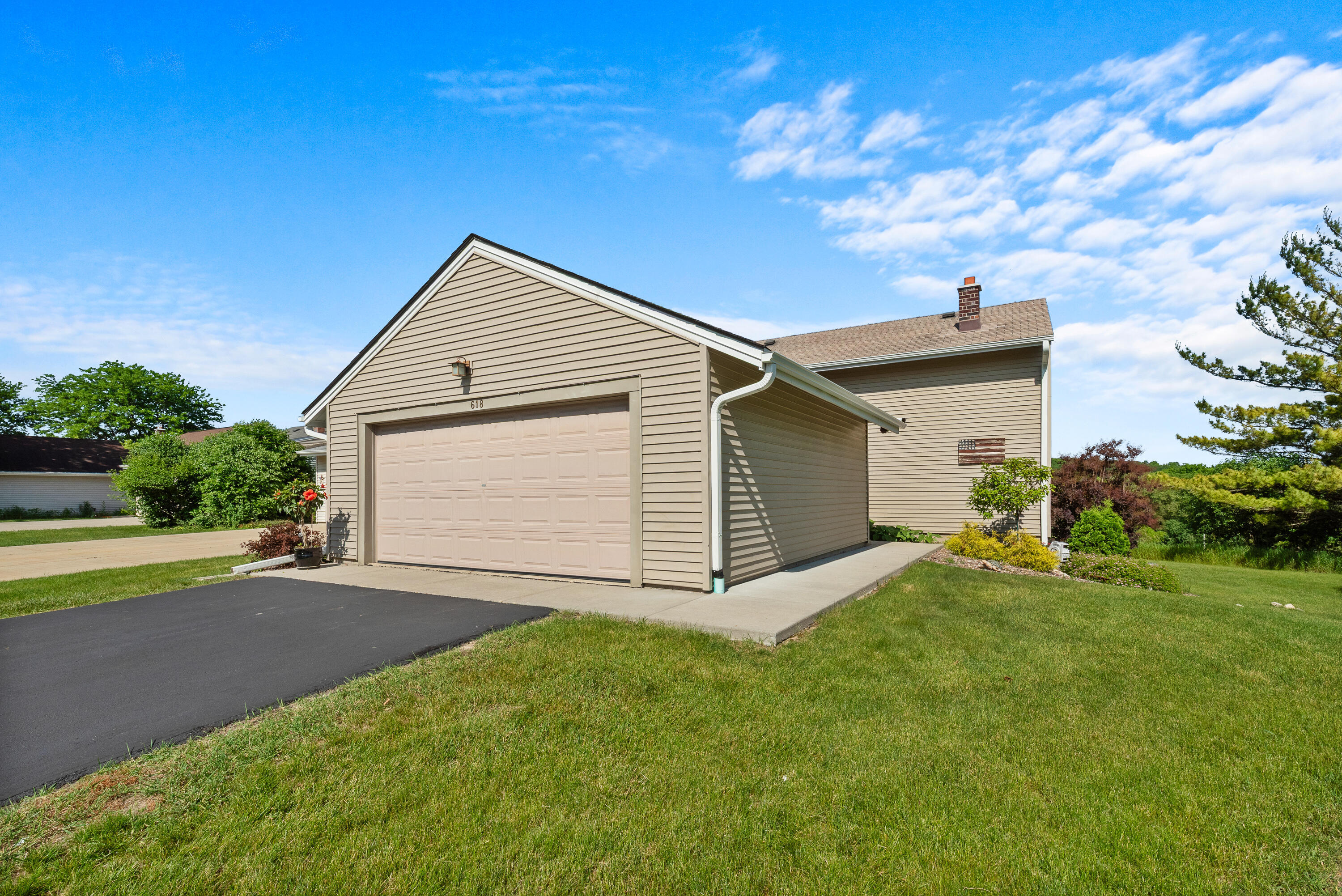 618 Westridge Dr  West Bend WI 53095 photo