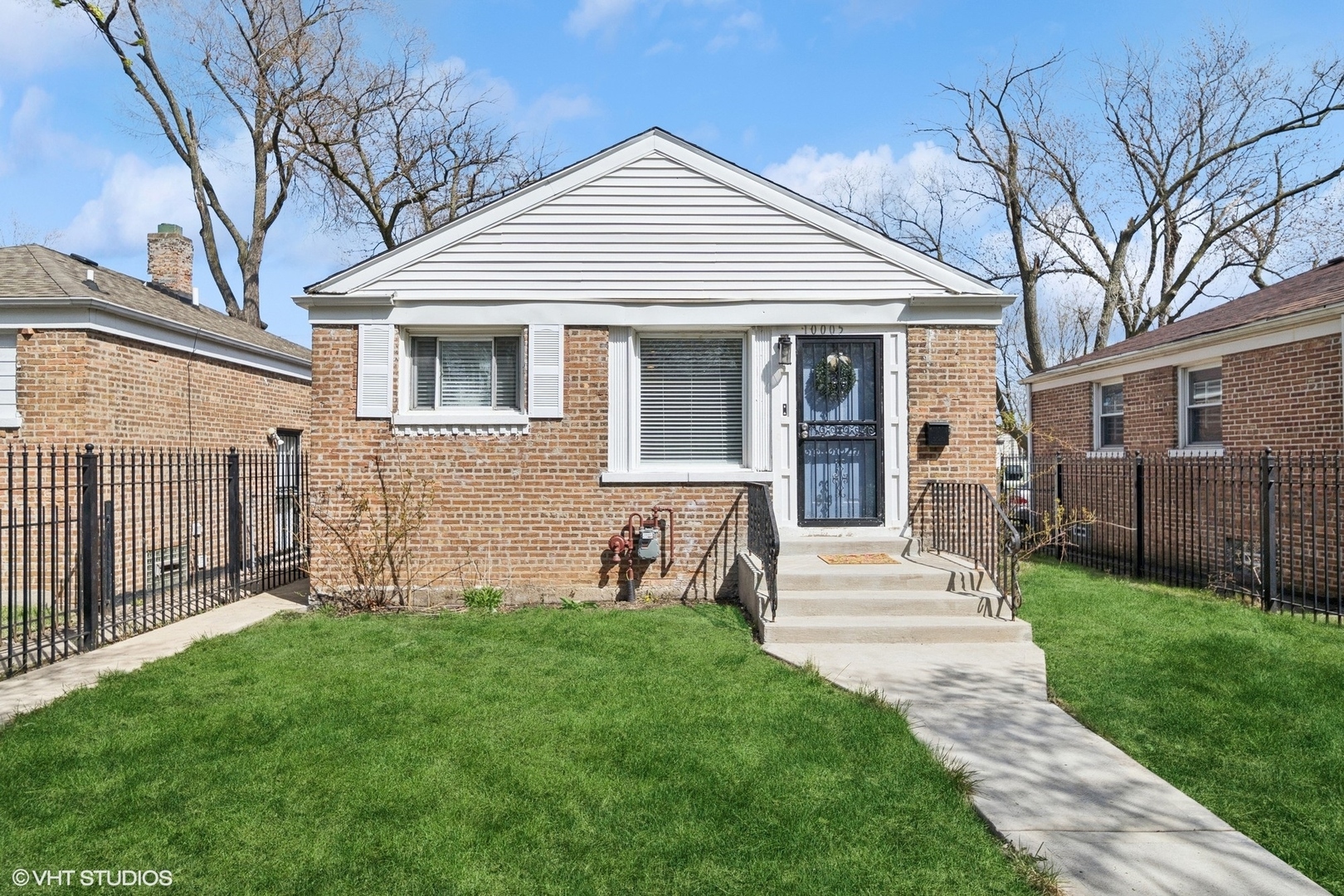 Property Photo: 10005 S Calhoun Avenue IL 60617