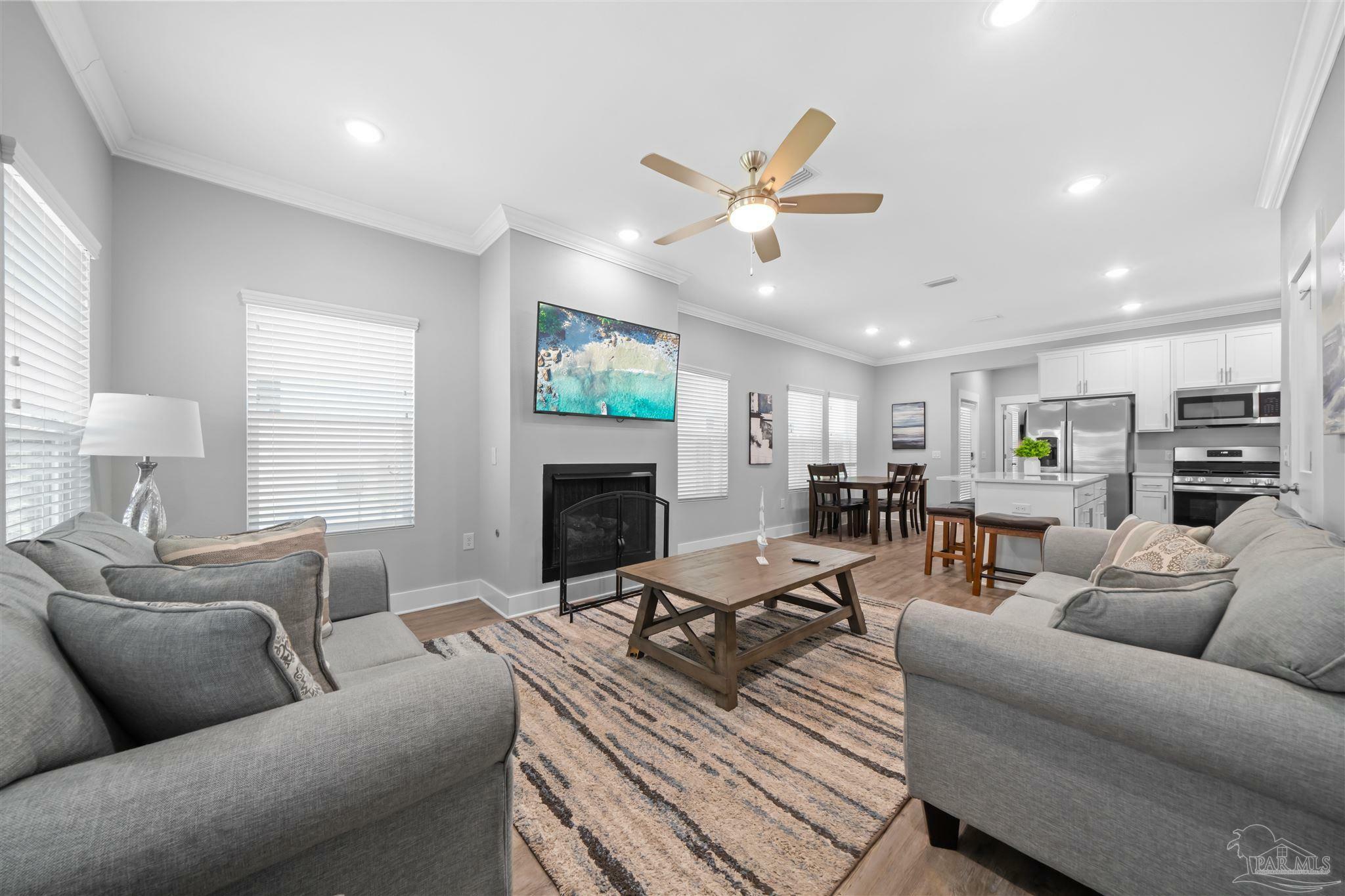 Property Photo: 1121 W Romana St FL 32502