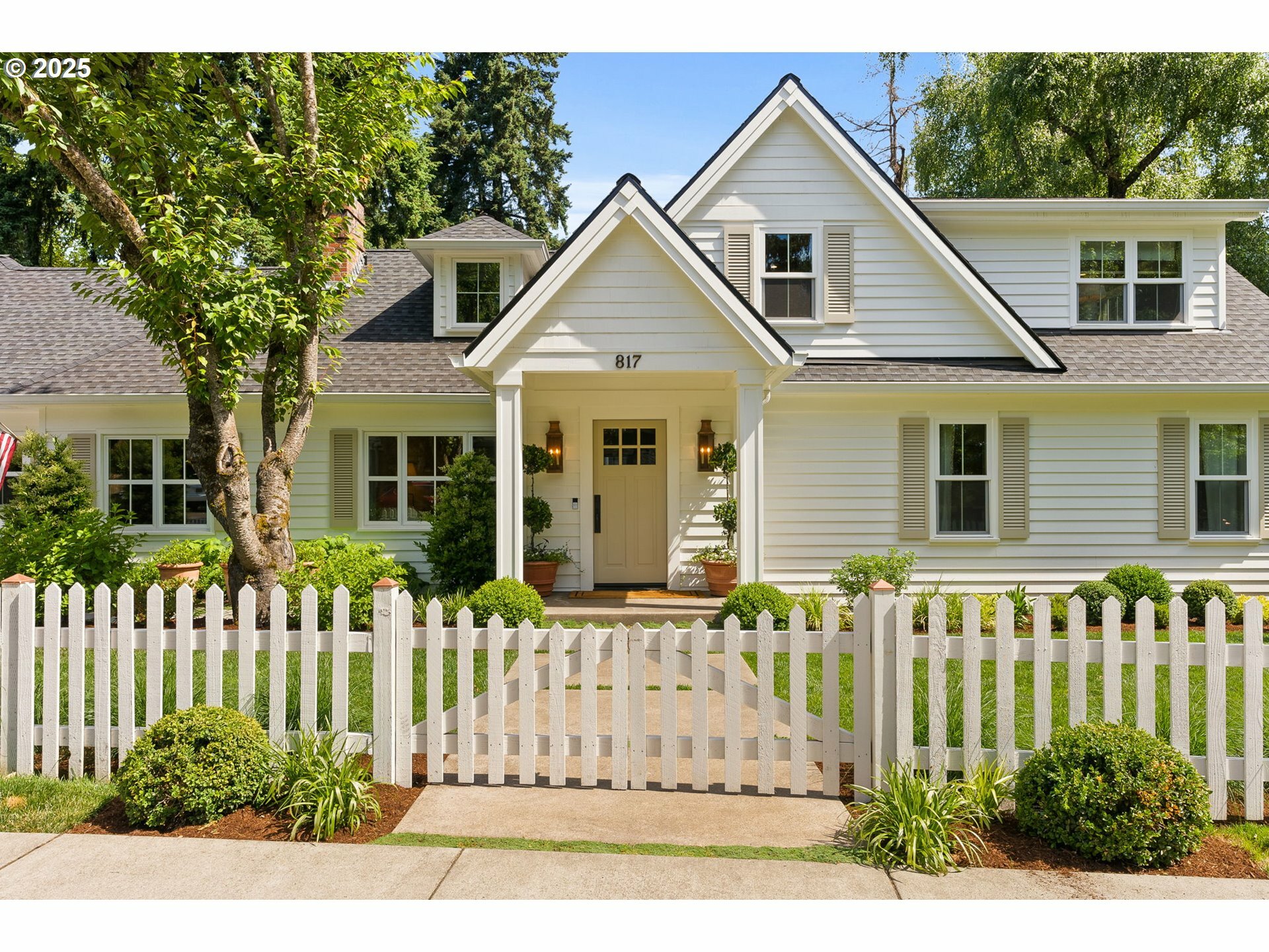 Property Photo: 817 D Ave OR 97034