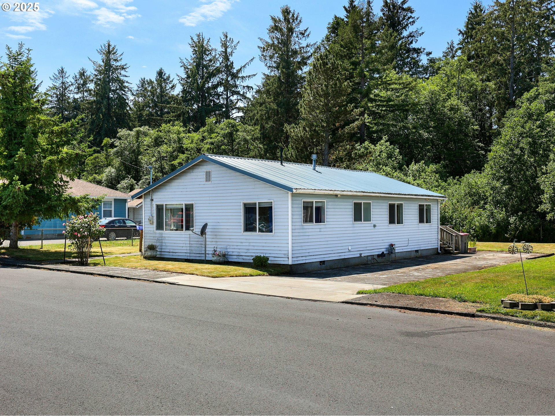 Property Photo: 125 SW Cedar Ave OR 97146