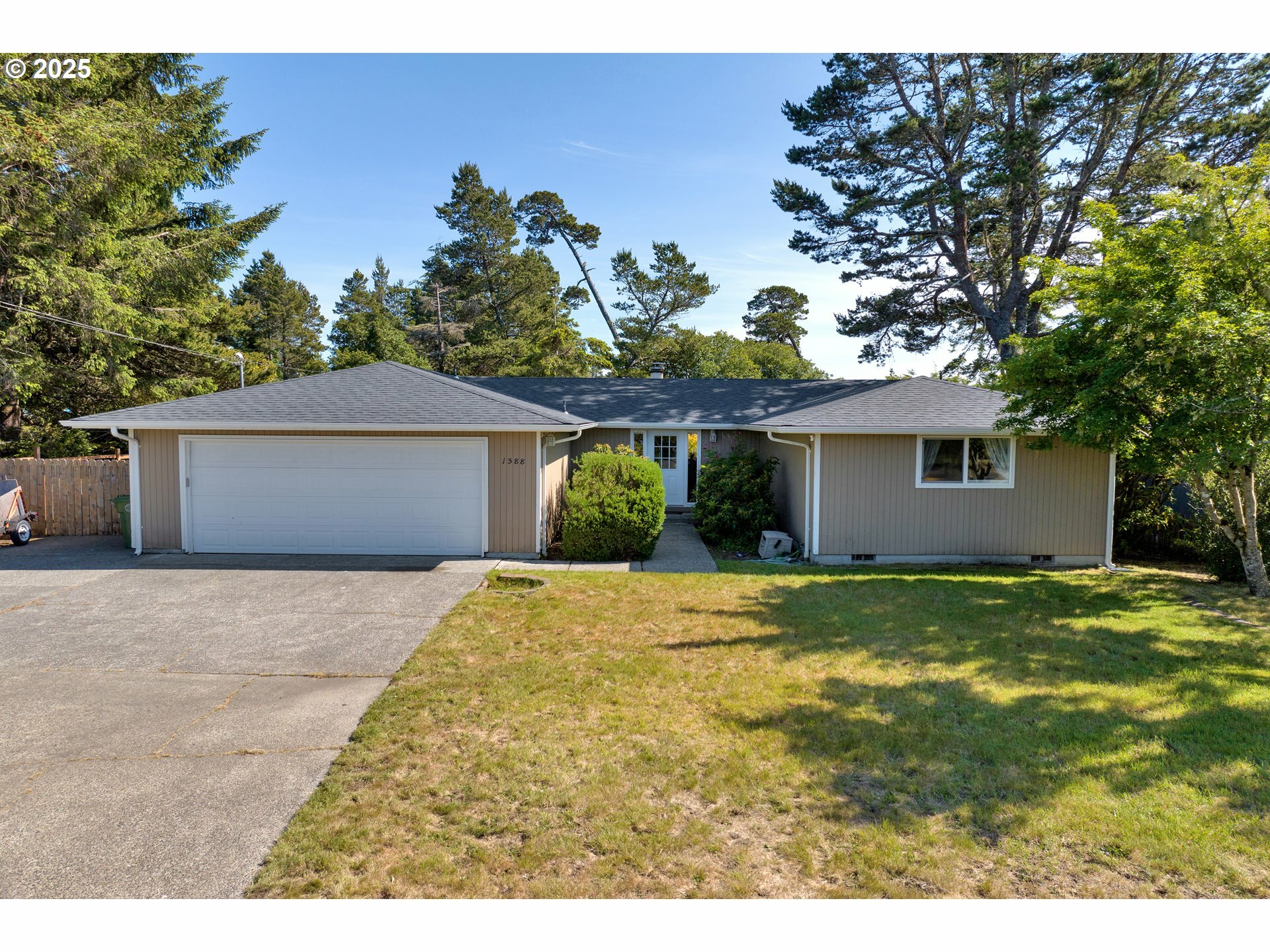 Property Photo: 1588 20th St OR 97439