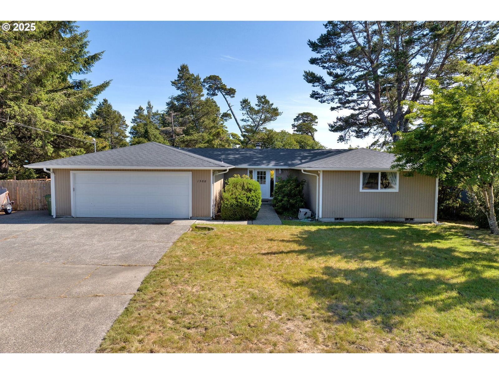 Property Photo: 1588 20th St OR 97439