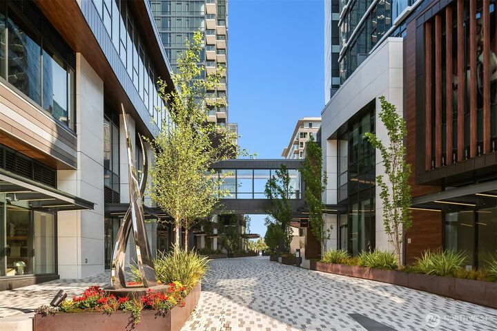 Property Photo: 889 Avenue Square NE 1606 WA 98004