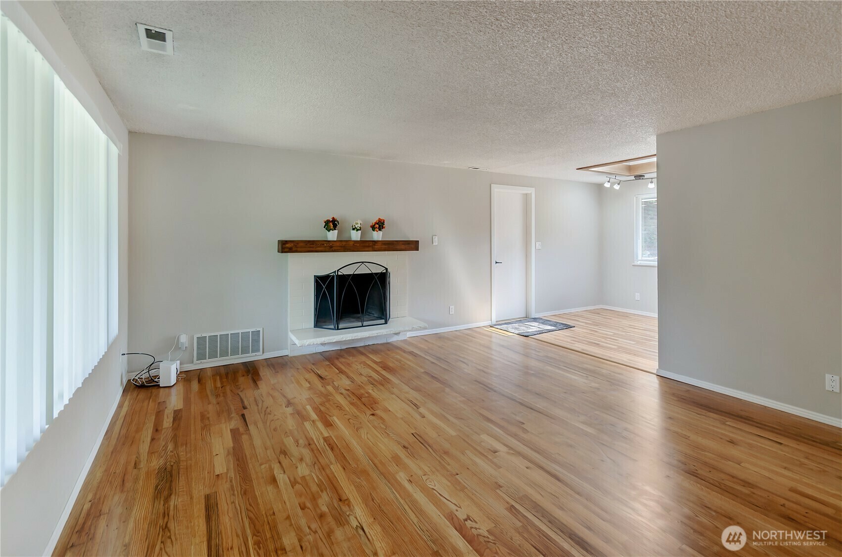 Property Photo: 30004 5th Avenue SW WA 98023