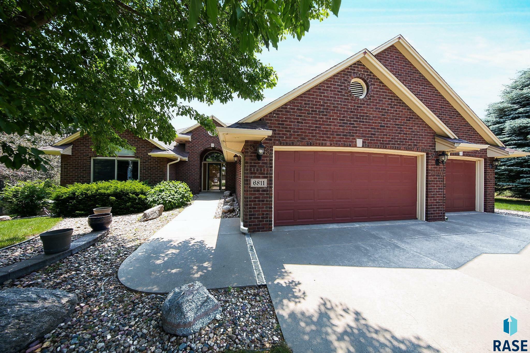 Property Photo: 6811 E Split Rock Cir SD 57110