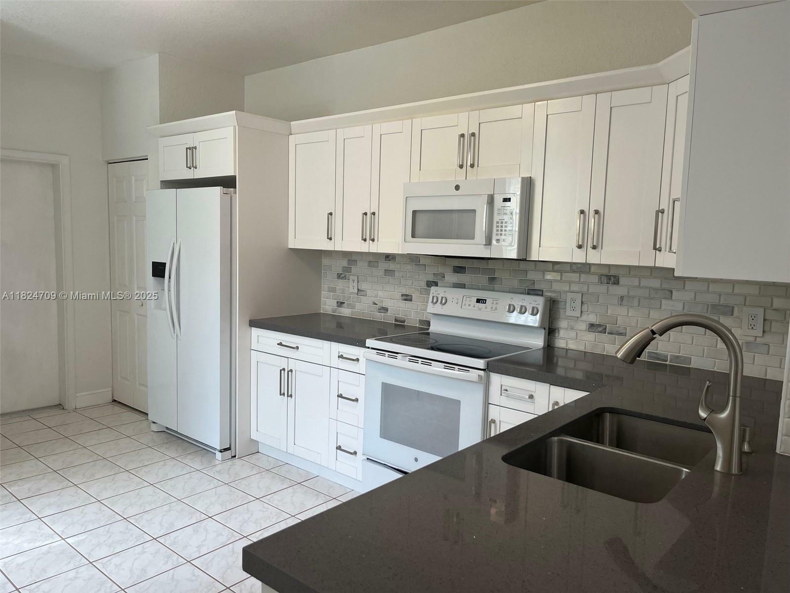Property Photo: 2208 Ensenada Ter 2208 FL 33327