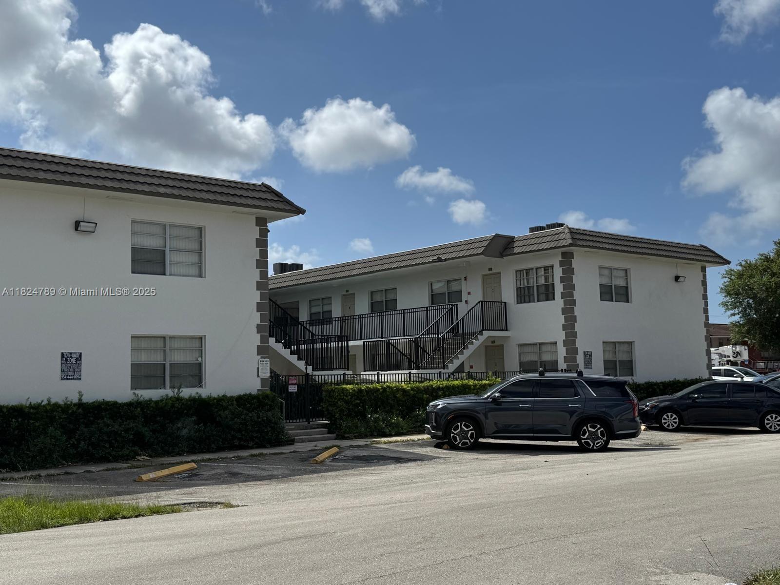 Property Photo: 4933 Hollywood Blvd 105 FL 33021