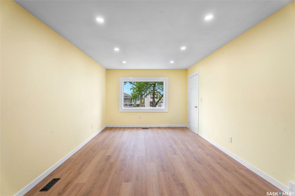 Property Photo:  631 20th Street E  SK S6V 1L5 