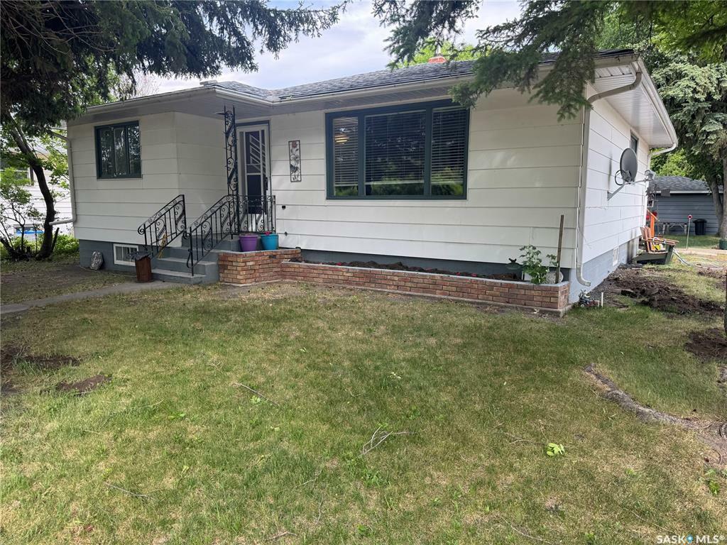 Property Photo: 401 2nd Avenue SK S0K 2B0